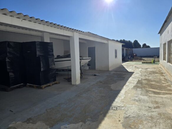Commercial In Sax, Spain (594 M²)