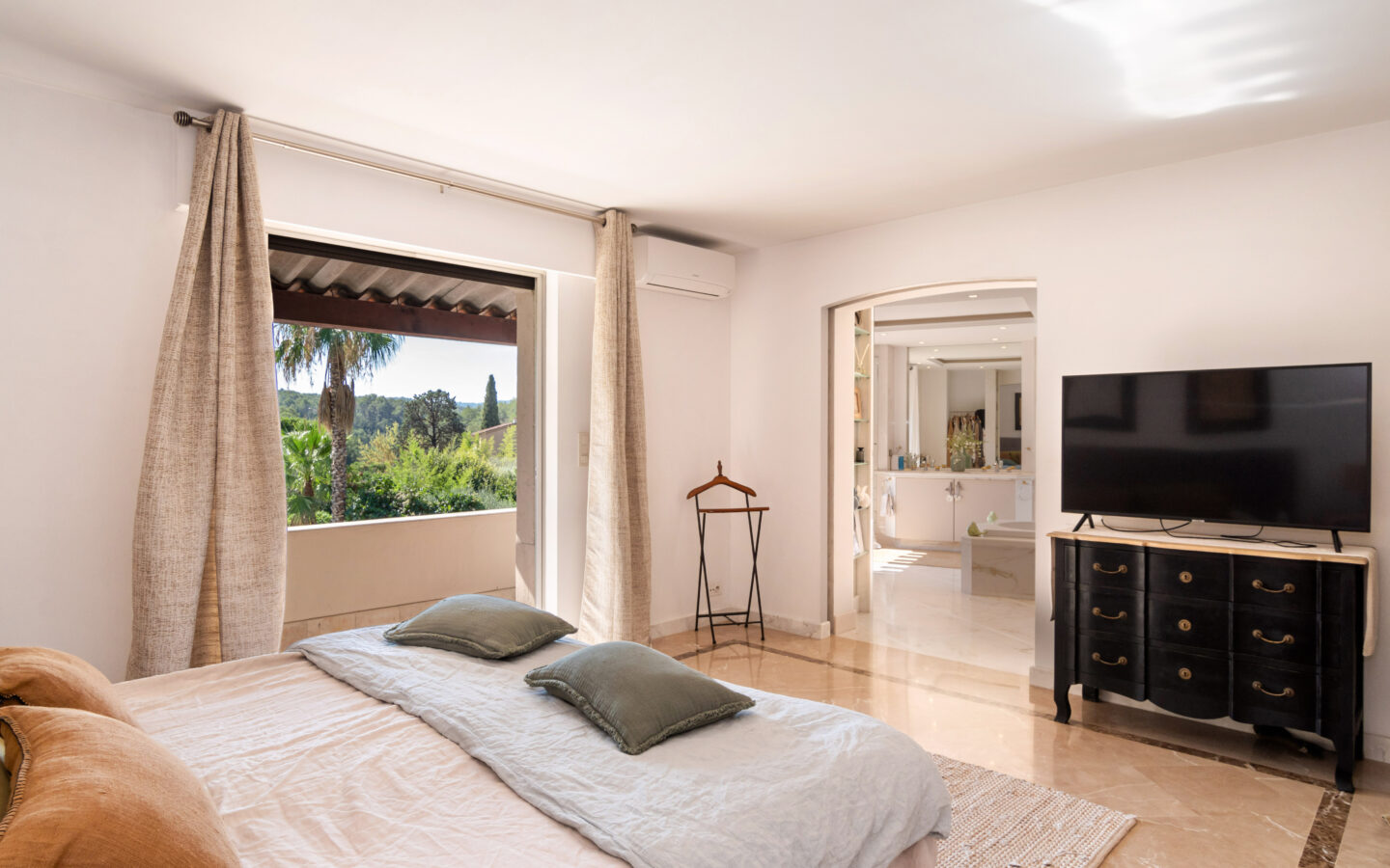 Villa With Studio In Prime Location