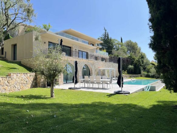 Contemporary Villa With Sea View In Coastal Location