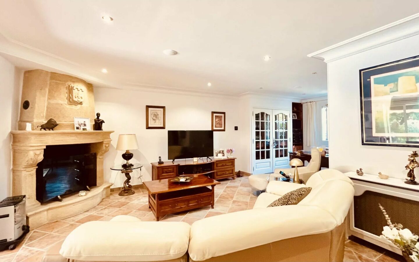 Villa In Exclusive Community Of Mougins With Amenities