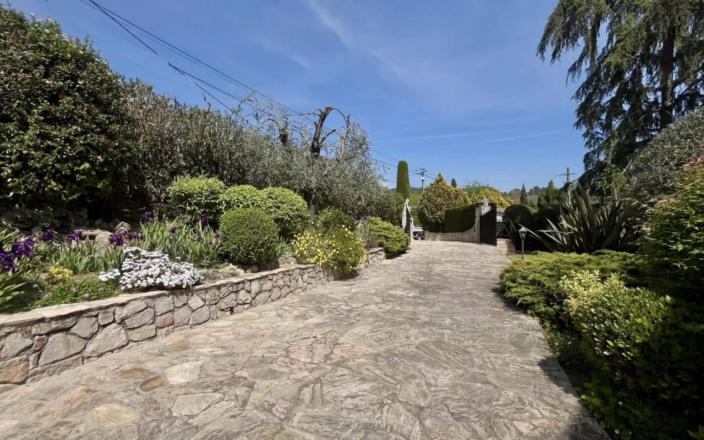 Villa In Exclusive Community Of Mougins With Amenities