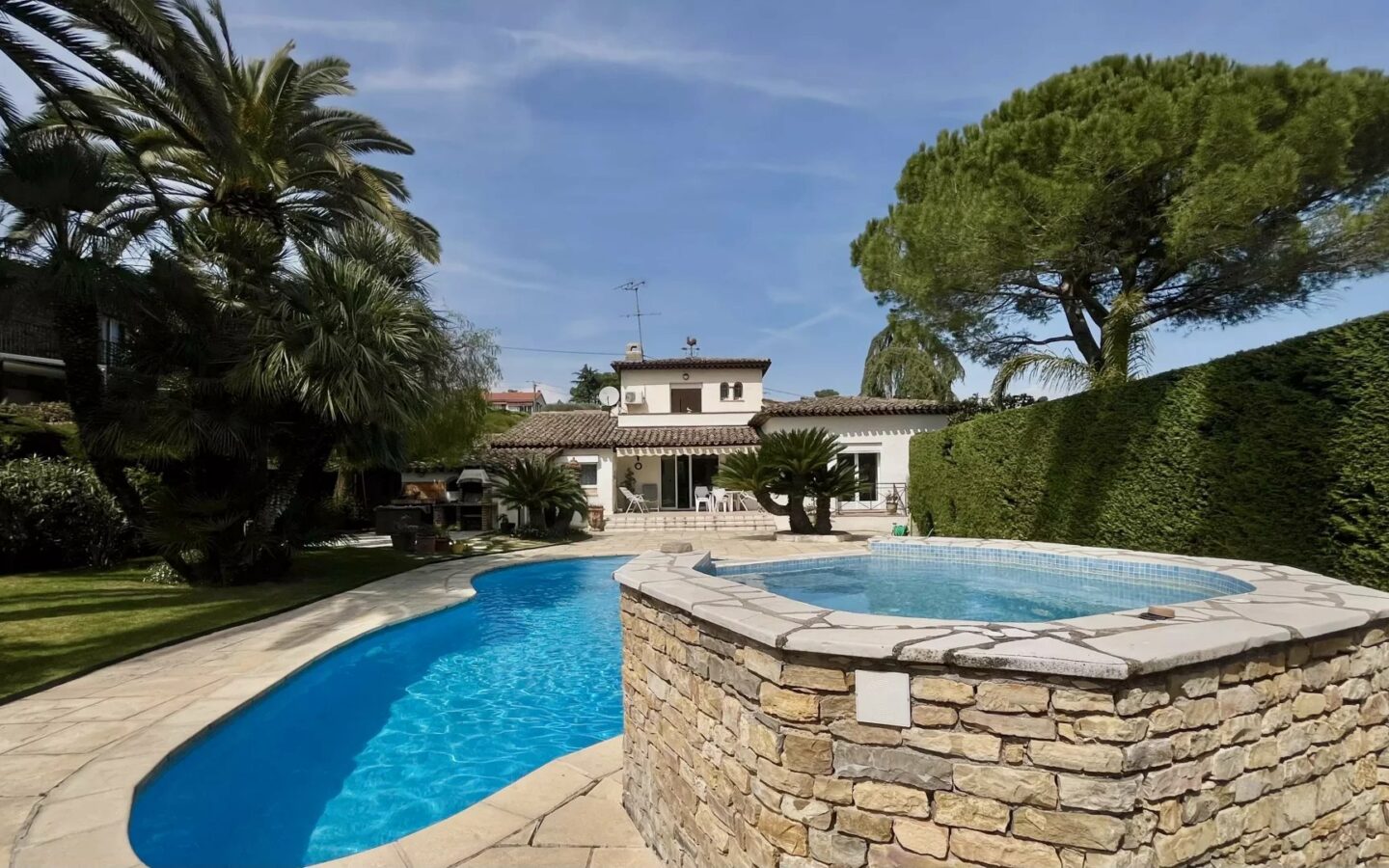 Villa In Exclusive Community Of Mougins With Amenities