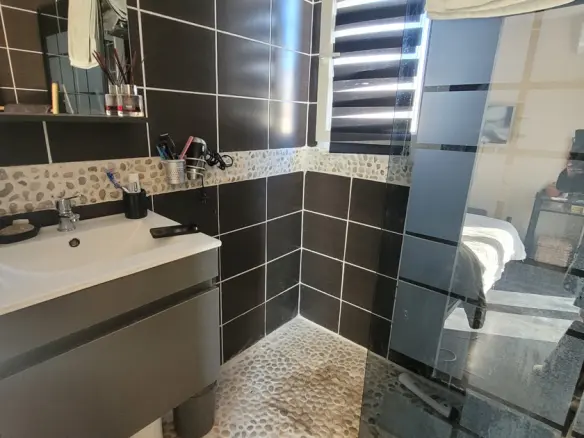 5-bedroom Detached House In Alignan Du Vent, France (140 M²)