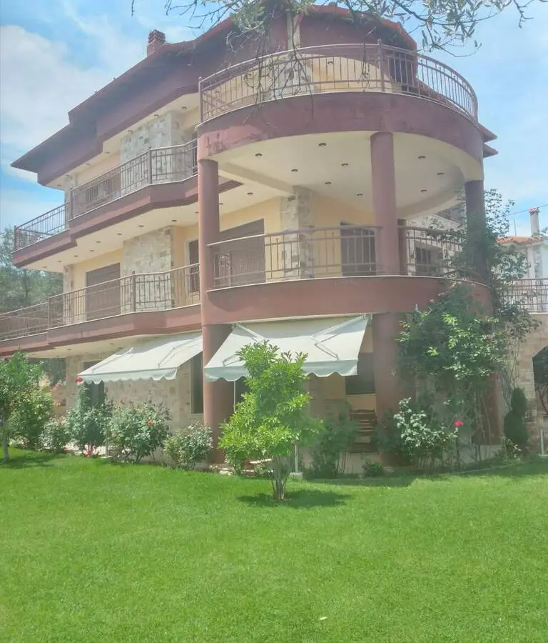 Detached House With 5 Bedrooms In Thessaloniki Suburbs