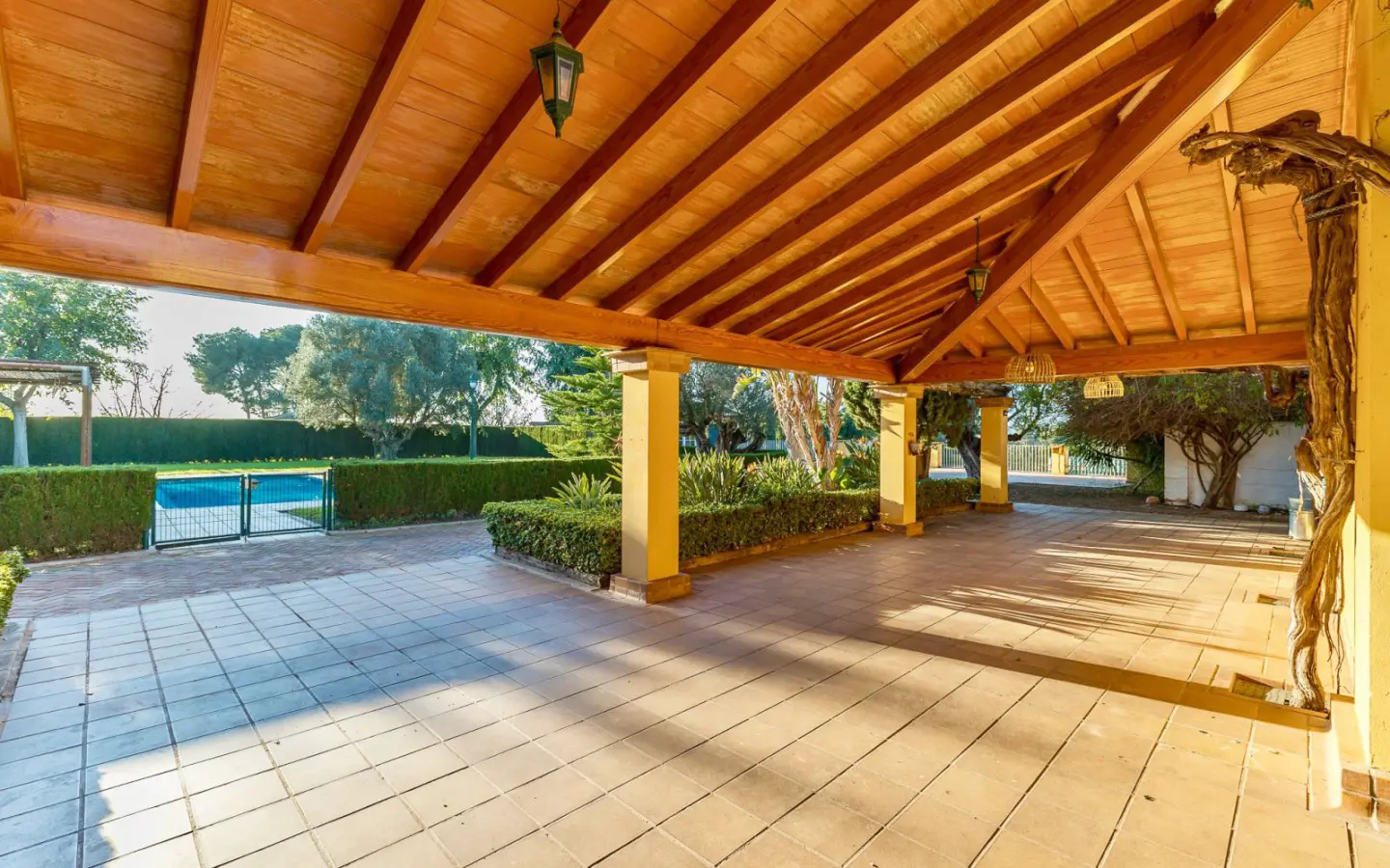 Bétera Valencia Property With Extensive 847 M² Land Area