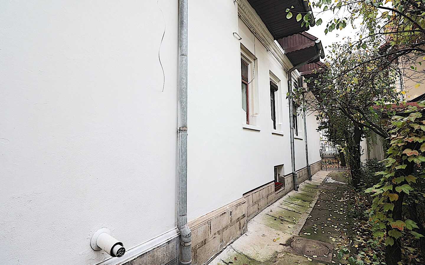 Historic House In Dorbanți – Capitale