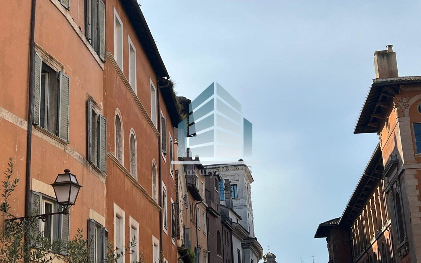 3-bedroom Vintage Apartment In Central Rome