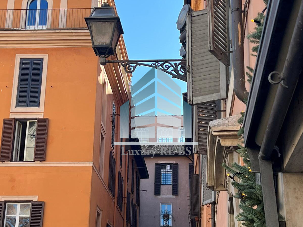 3-bedroom Vintage Apartment In Central Rome