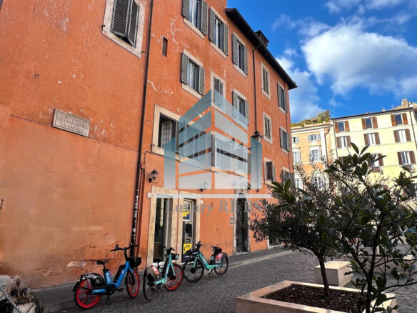 3-bed Villa Near Piazza San Salvatore Historic Charm