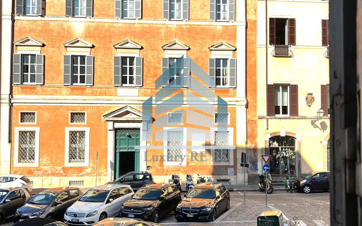 3-bedroom Vintage Apartment In Central Rome