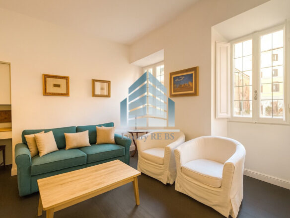 3-bed Villa Near Piazza San Salvatore Historic Charm