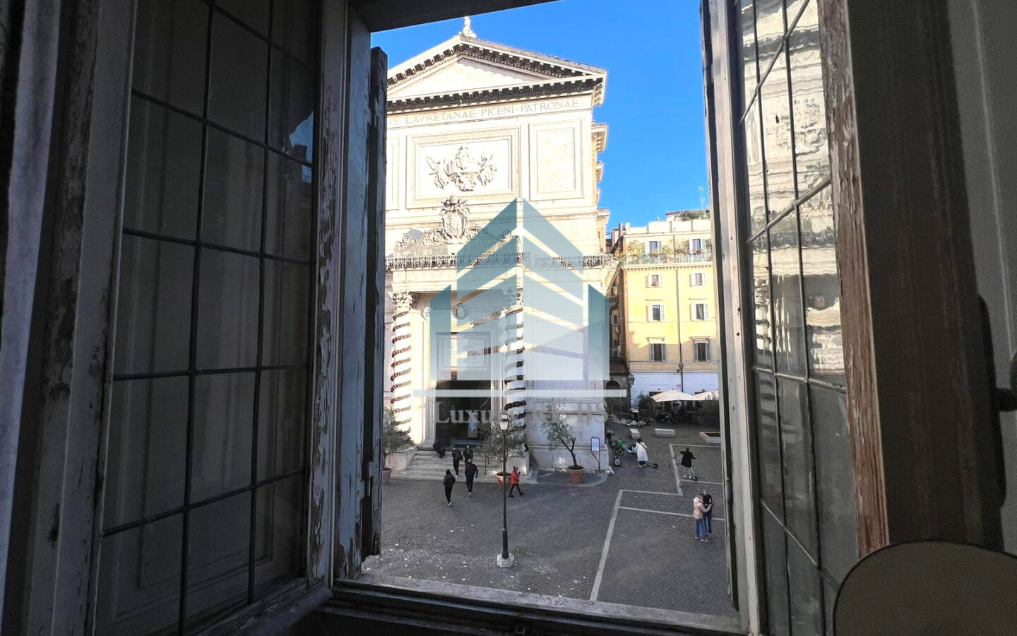3-bedroom Vintage Apartment In Central Rome