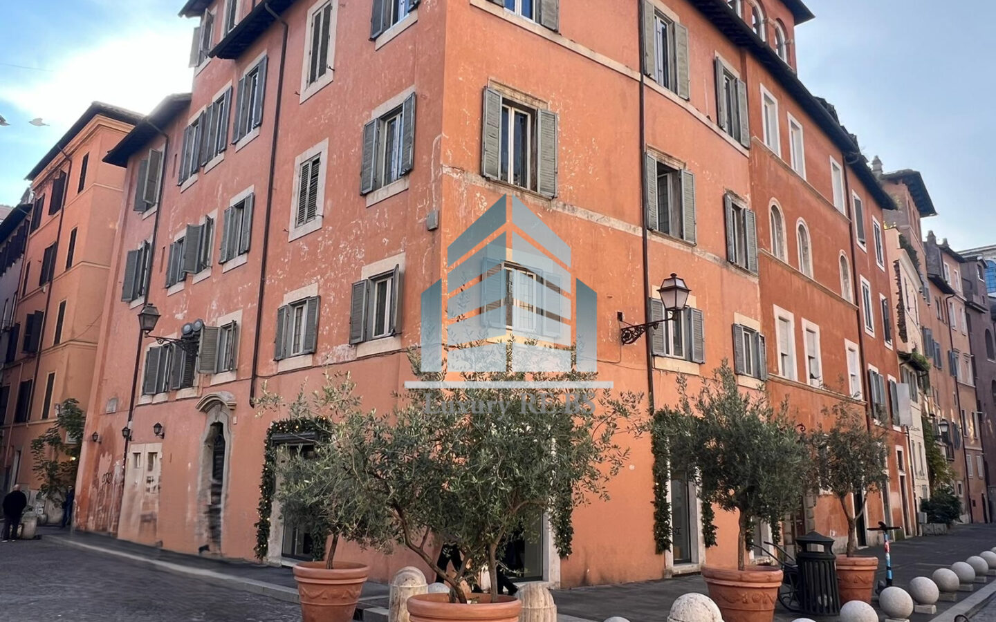 3-bed Villa Near Piazza San Salvatore Historic Charm