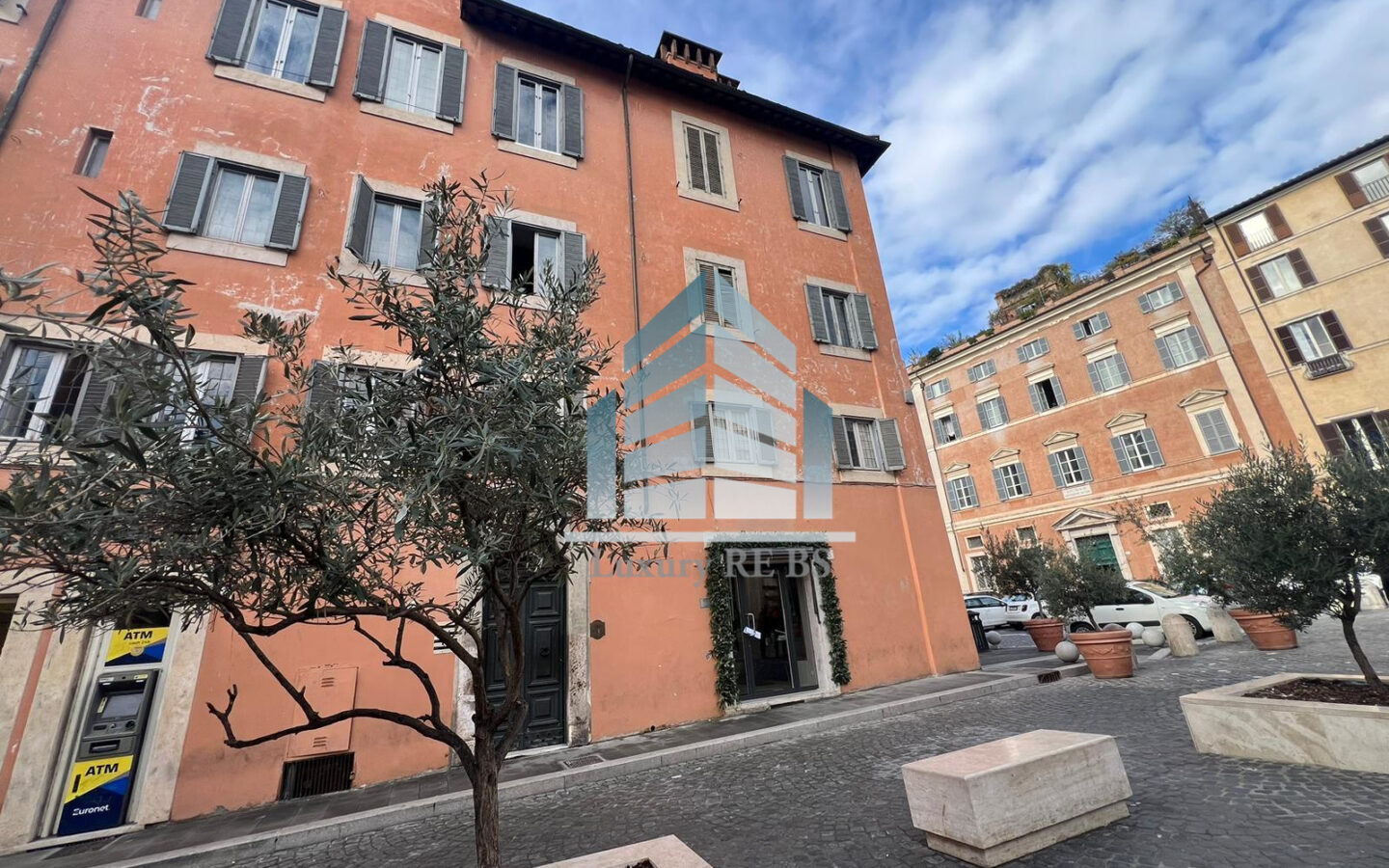 3-bedroom Vintage Apartment In Central Rome