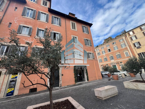 3-bedroom Vintage Apartment In Central Rome