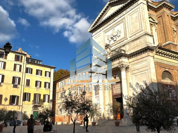 3-bedroom Vintage Apartment In Central Rome