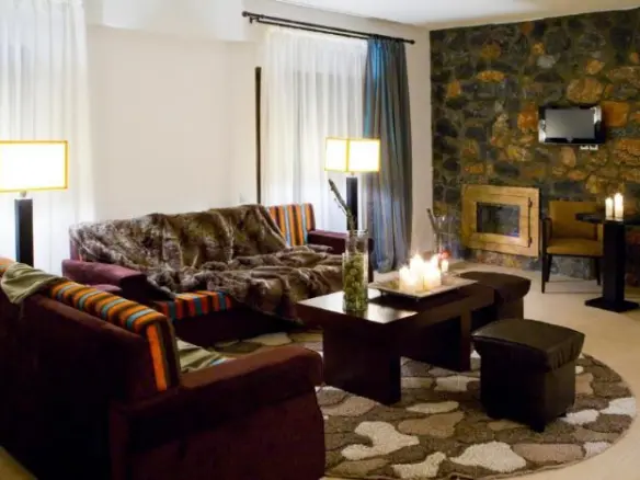 Hotel With 2500 M² In Pella, Featuring Redevelopment Potential