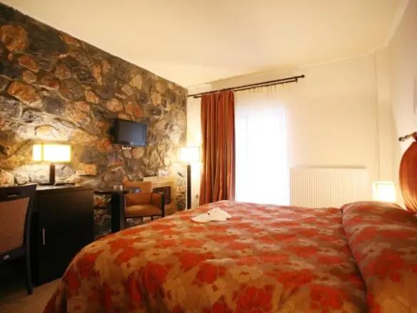 Hotel With 2500 M² In Pella, Featuring Redevelopment Potential