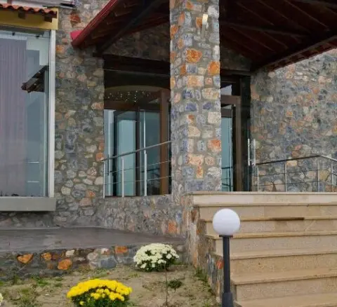 Hotel With 2500 M² In Pella, Featuring Redevelopment Potential
