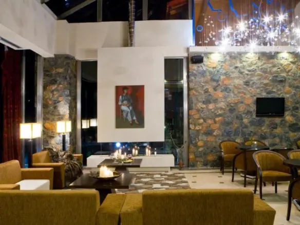 Hotel With 2500 M² In Pella, Featuring Redevelopment Potential