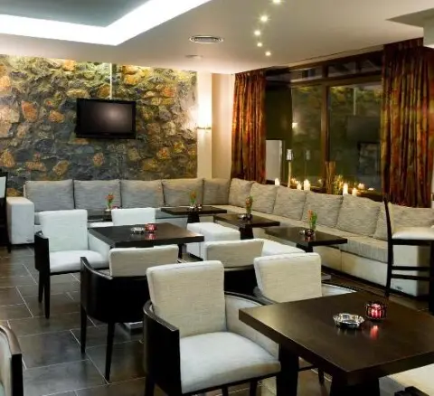 Hotel With 2500 M² In Pella, Featuring Redevelopment Potential