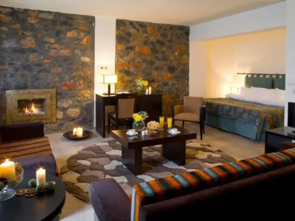 Hotel With 2500 M² In Pella, Featuring Redevelopment Potential