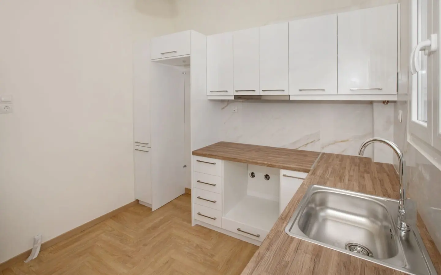 Flat With 2 Bedrooms In Athens Near Historical Landmarks
