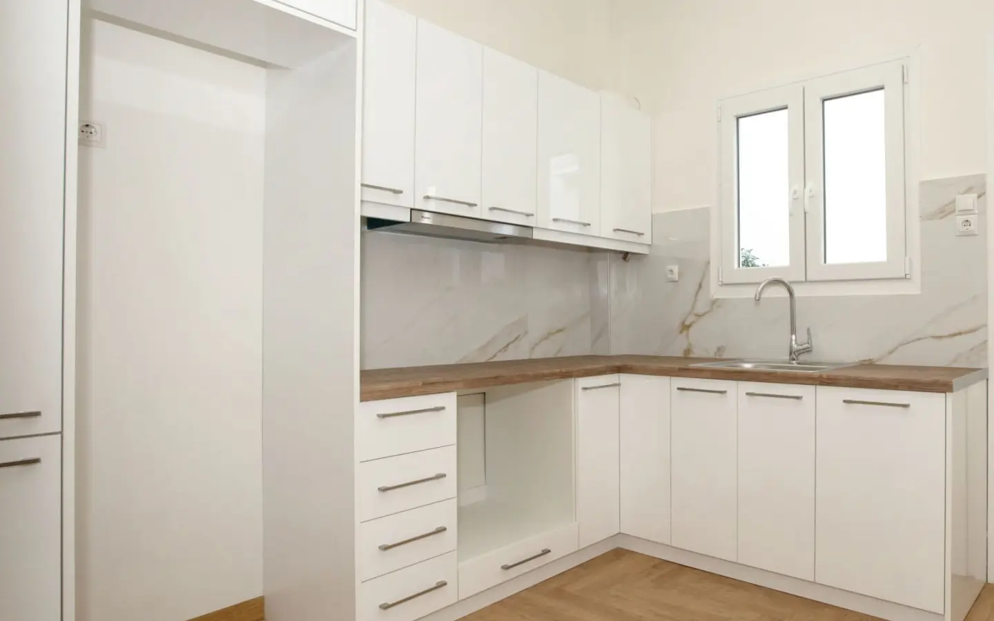 Flat With 2 Bedrooms In Athens Near Historical Landmarks