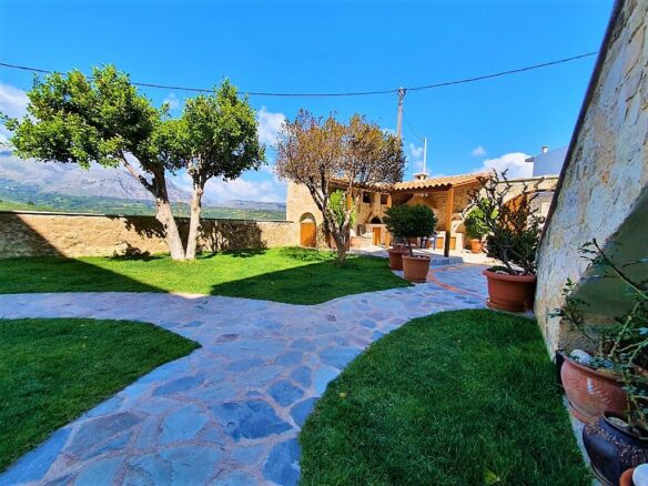 Building In Tilisos, Greece (390 M²)
