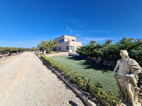 5-bedroom Detached Villa In Yecla, Spain (332 M²)