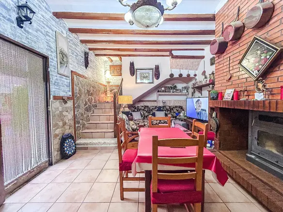 9-bedroom Semi In Sax, Spain (278 M²)