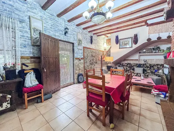 9-bedroom Semi In Sax, Spain (278 M²)