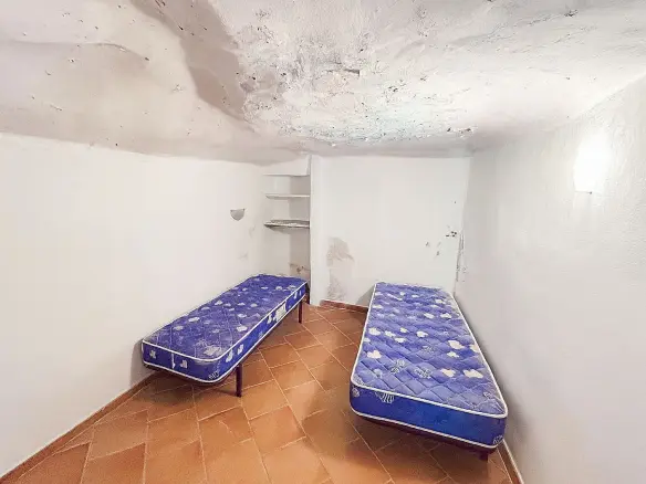 4-bedroom Cave House In Casas Del Señor, Spain (250 M²)