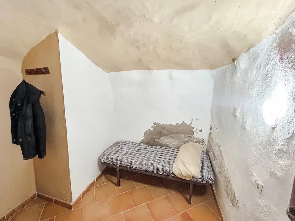 4-bedroom Cave House In Casas Del Señor, Spain (250 M²)