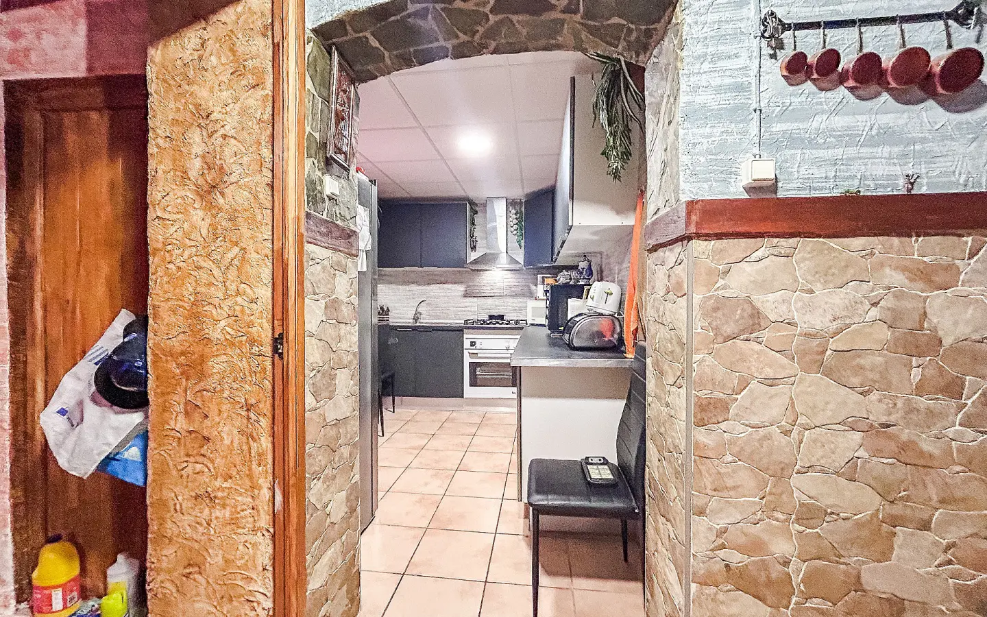 9-bedroom Semi In Sax, Spain (278 M²)
