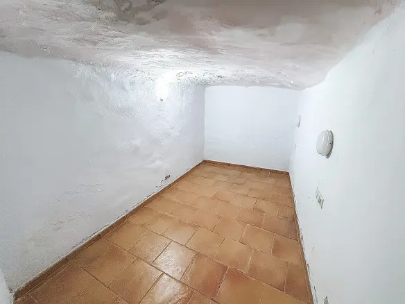 4-bedroom Cave House In Casas Del Señor, Spain (250 M²)