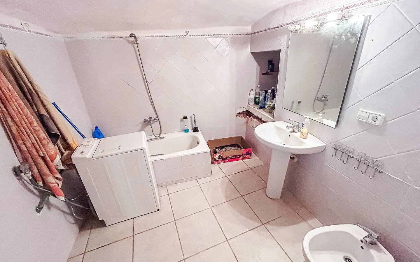 4-bedroom Cave House In Casas Del Señor, Spain (250 M²)