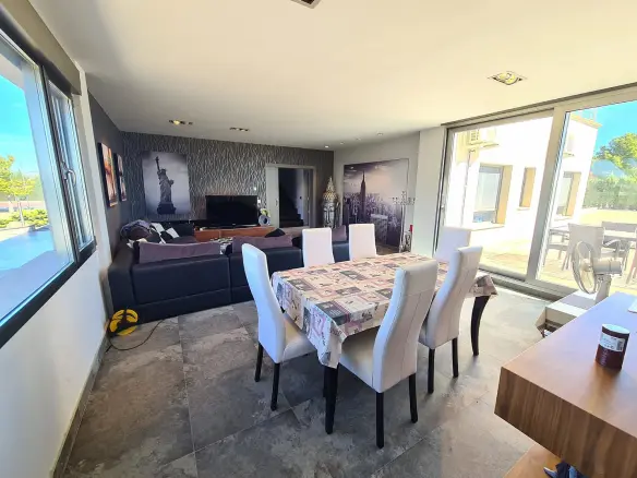 5-bedroom Detached Villa In Yecla, Spain (332 M²)