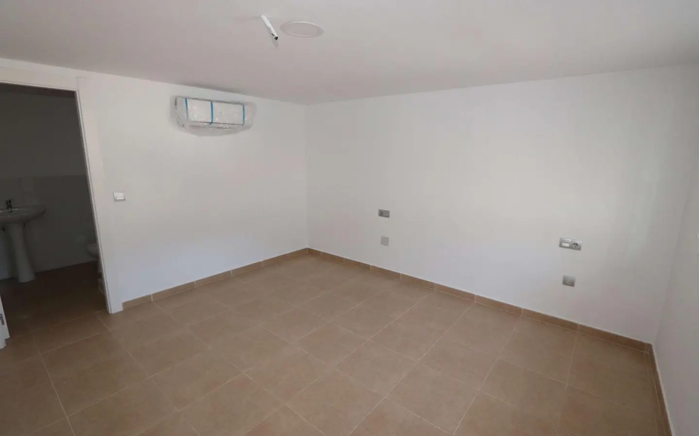 11-bedroom Commercial In Fortuna, Spain (500 M²)