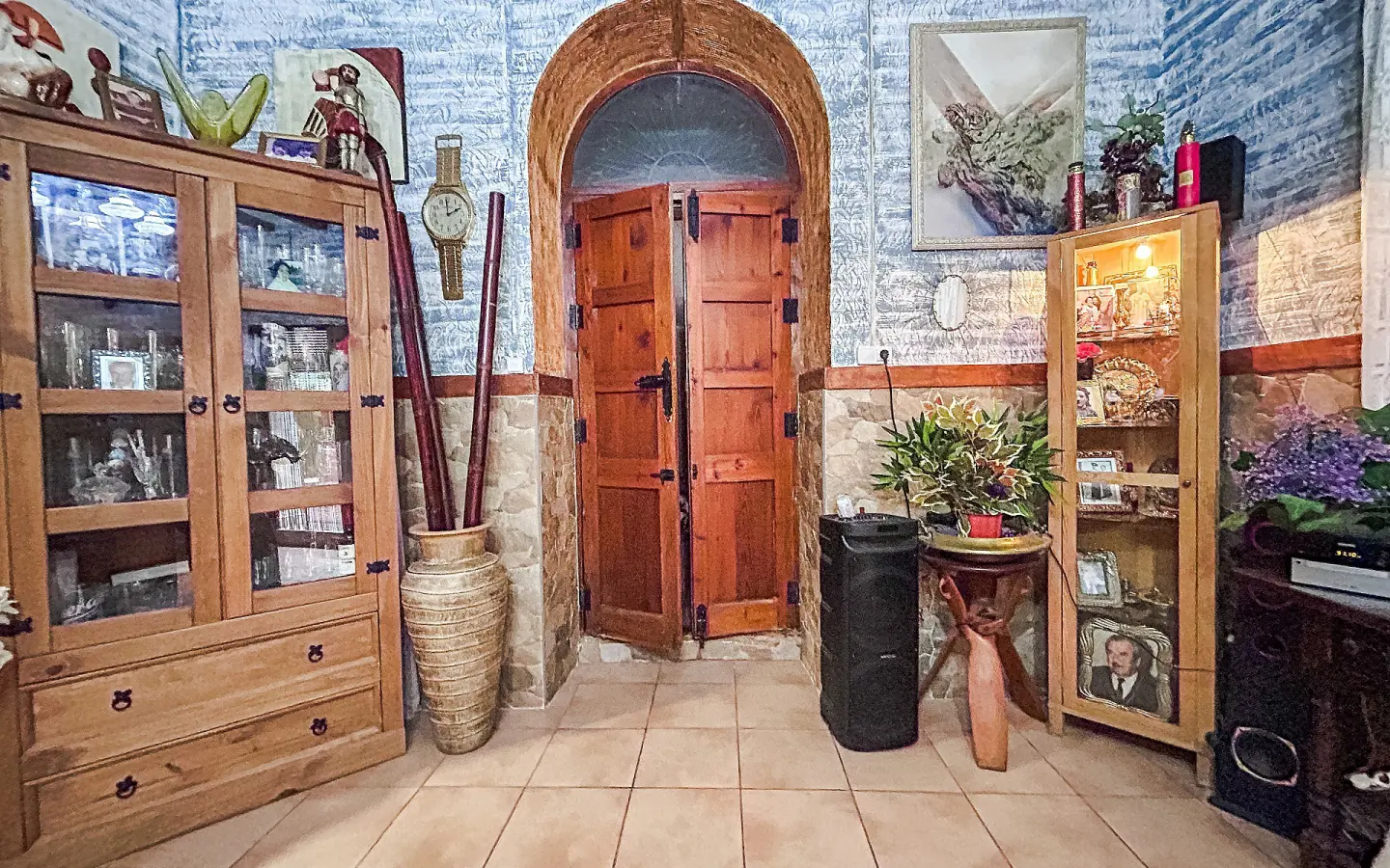 9-bedroom Semi In Sax, Spain (278 M²)
