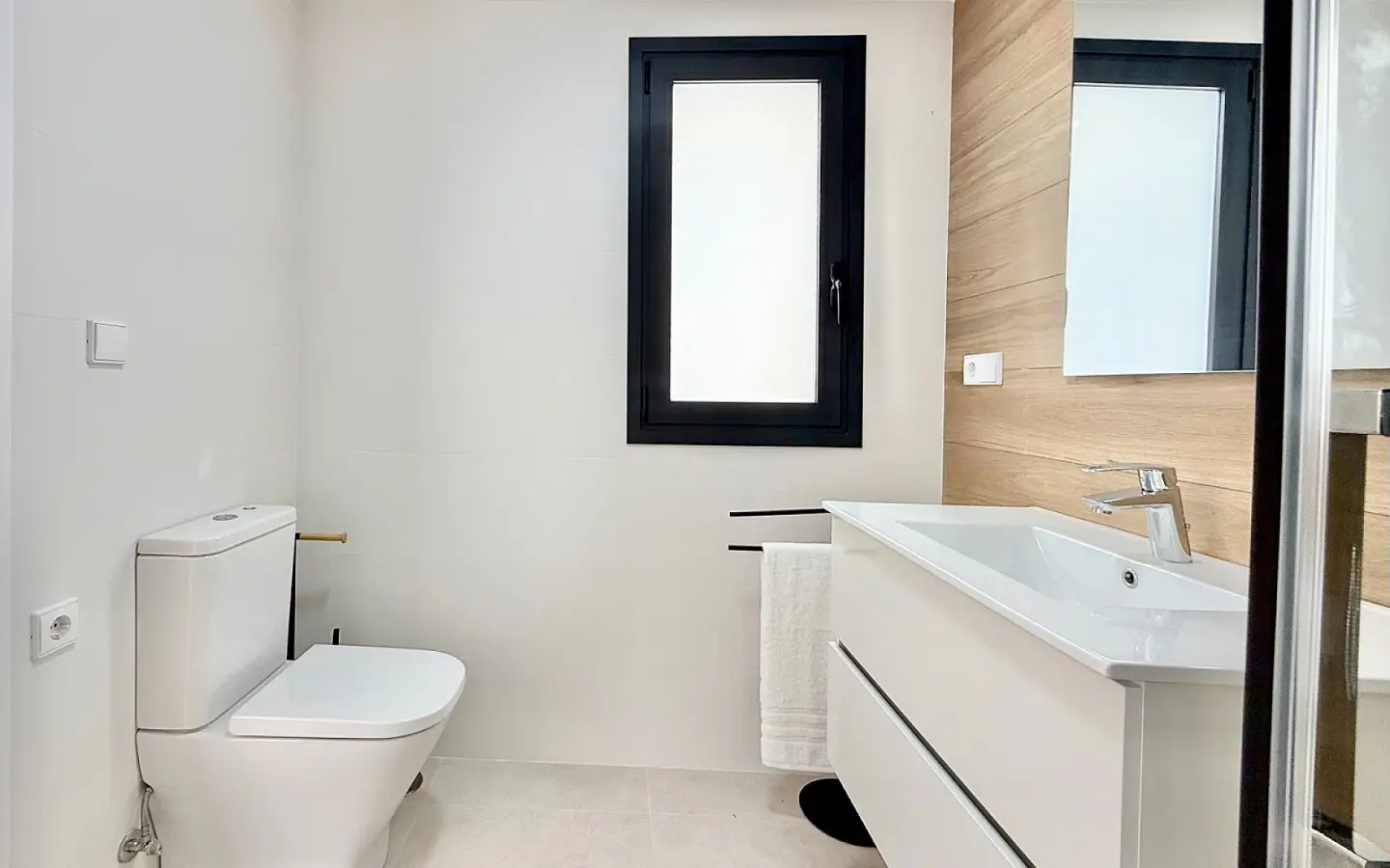 3-bedroom Detached Villa In Cox, Spain (81 M²)