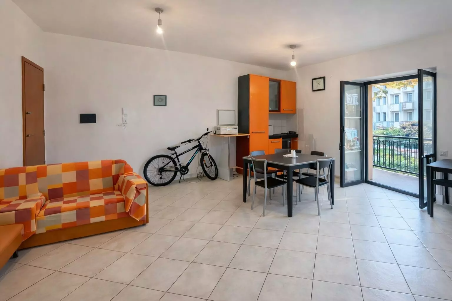 Soggiorno moderno con cucina e balcone