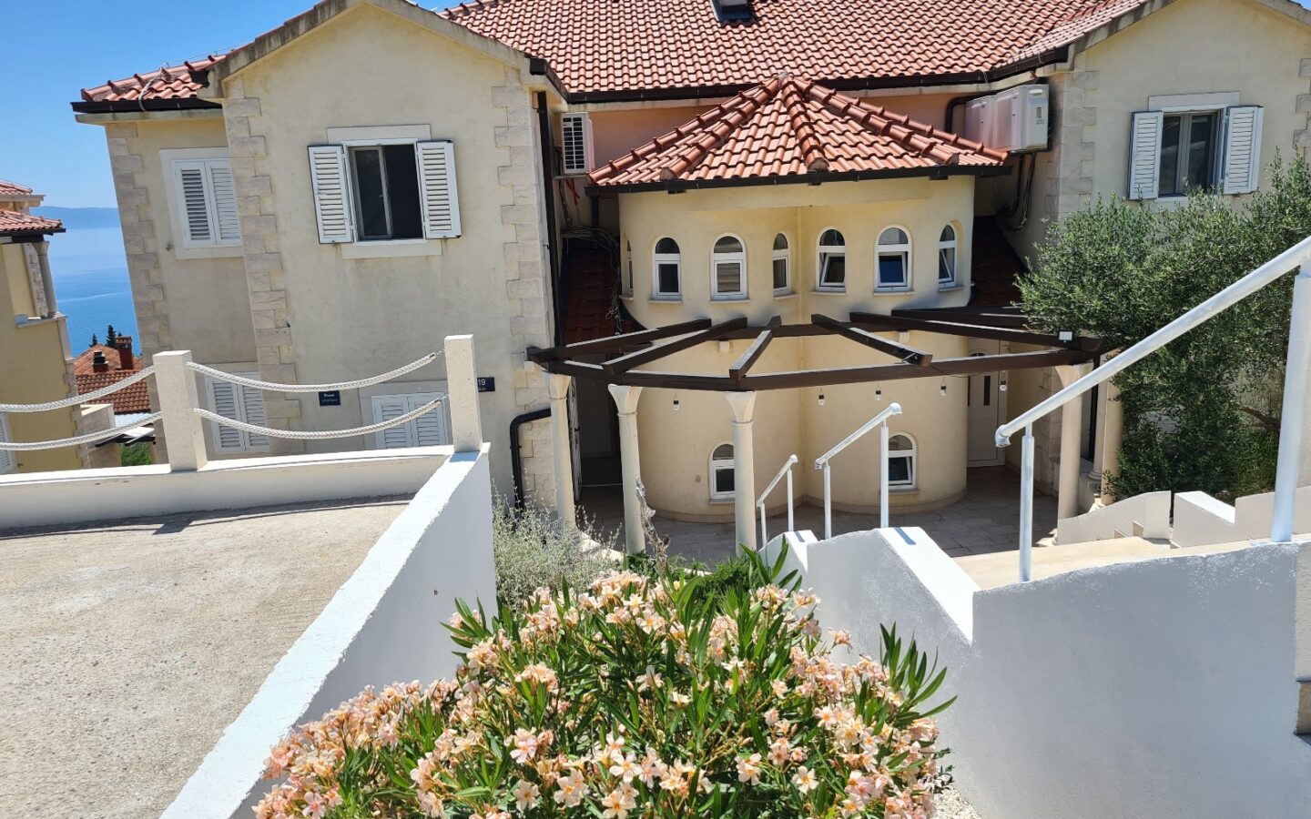 Brač Region: 3-bedroom Apartment 110 Meters From Sea