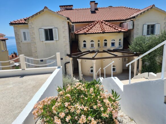 Brač Region: 3-bedroom Apartment 110 Meters From Sea