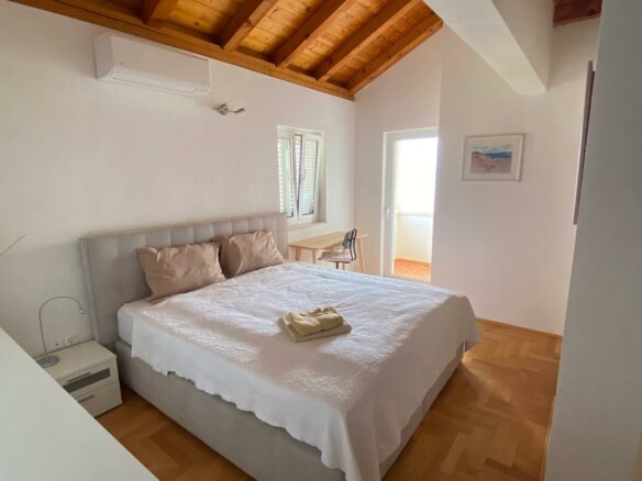 Brač Region: 3-bedroom Apartment 110 Meters From Sea