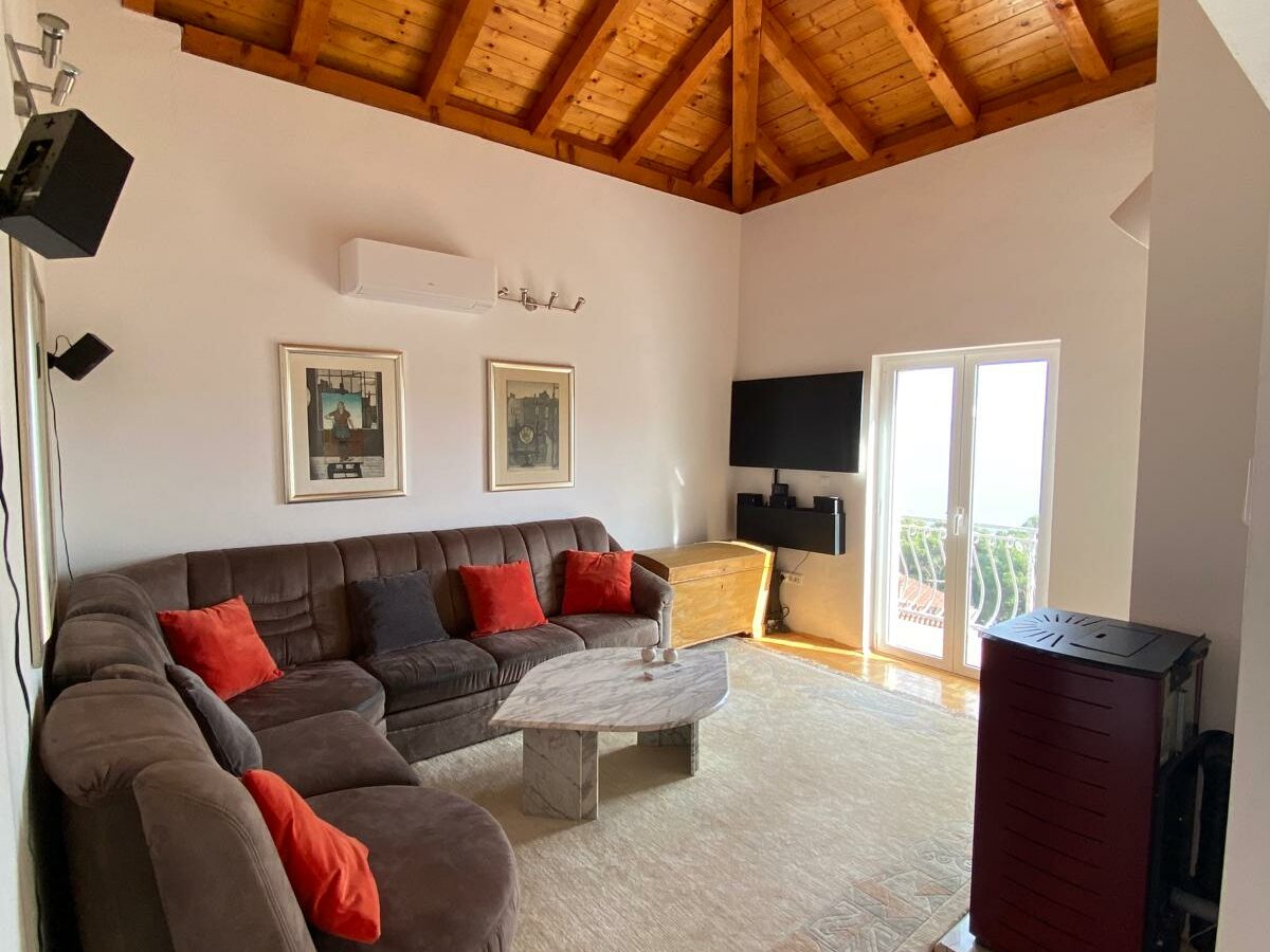 Brač Region: 3-bedroom Apartment 110 Meters From Sea