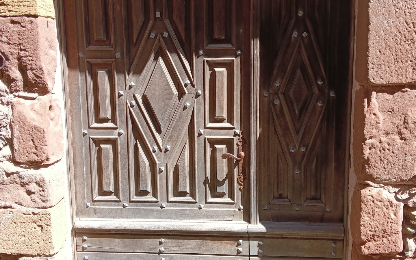 Maison Médiévale 250 M² Avec Vue Sur Abbatiale, 4 Chambres, Jardin Sans Vis-à-vis Et Ancienne échoppe