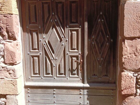 Maison Médiévale 250 M² Avec Vue Sur Abbatiale, 4 Chambres, Jardin Sans Vis-à-vis Et Ancienne échoppe