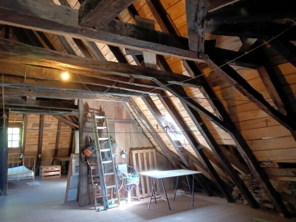 Maison Médiévale 250 M² Avec Vue Sur Abbatiale, 4 Chambres, Jardin Sans Vis-à-vis Et Ancienne échoppe
