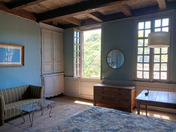 Maison Médiévale 250 M² Avec Vue Sur Abbatiale, 4 Chambres, Jardin Sans Vis-à-vis Et Ancienne échoppe